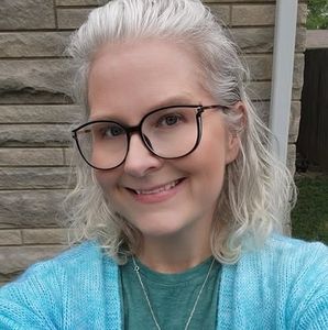 Meet your Posher, Crystal